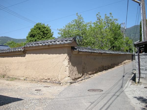 旧家の土塀.jpg
