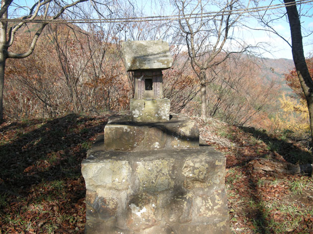 葛尾頂上のほこら.jpg